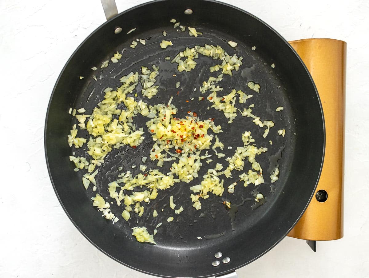 olio e aglio in una padella