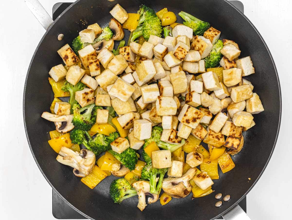 tofu aggiunto alle verdure saltate in padella