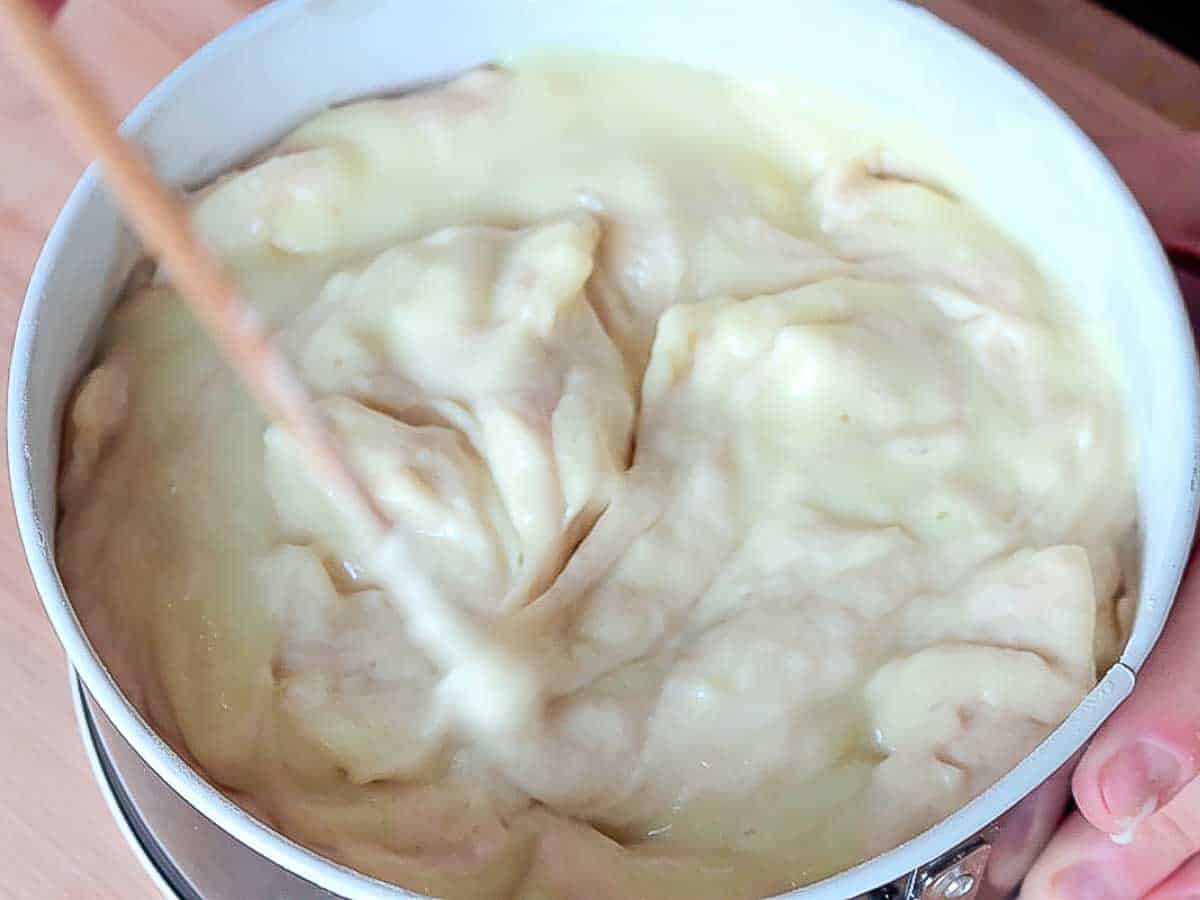 mescolare la crema pasticcera nella pastella