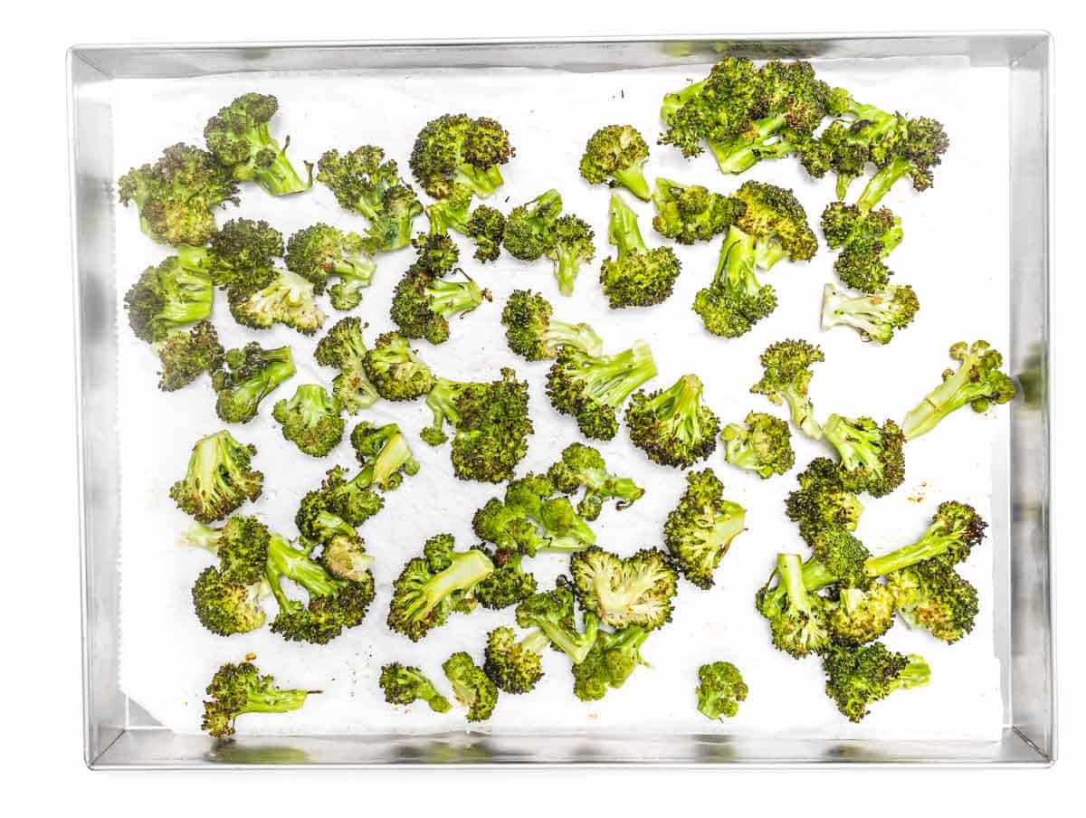 broccoli al forno in un vassoio d'argento