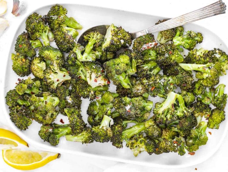Broccoli al forno su un piatto