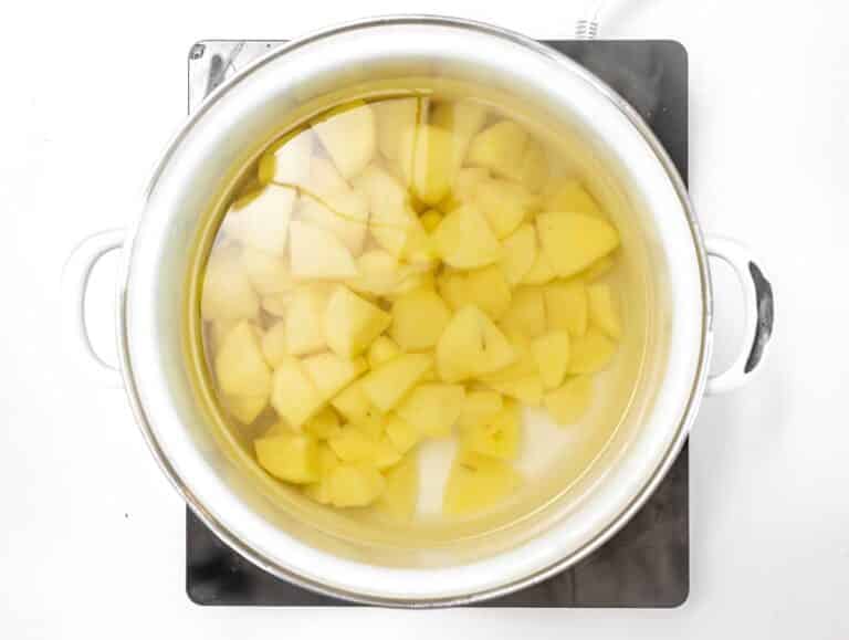 Fai bollire le patate in una pentola