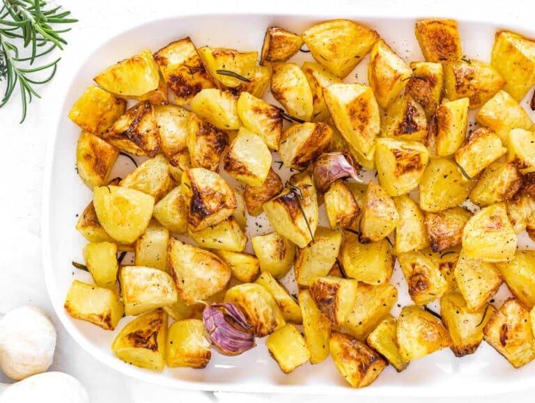 patate al forno su un piatto