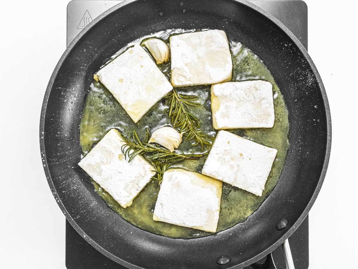 friggere le fette di tofu in una padella con olio e aglio