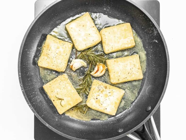 fette di tofu in padella
