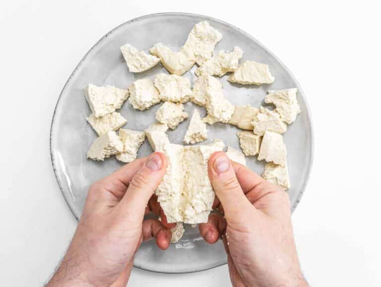 Rompi il tofu con le mani