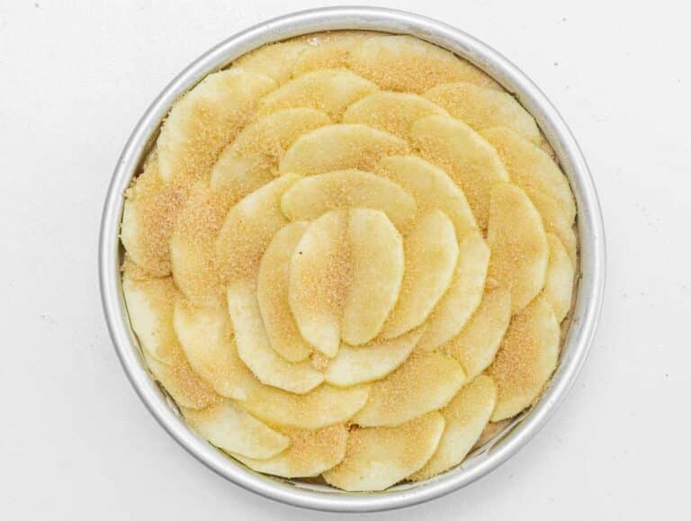 torta di mele senza burro prima di essere cotta in forno