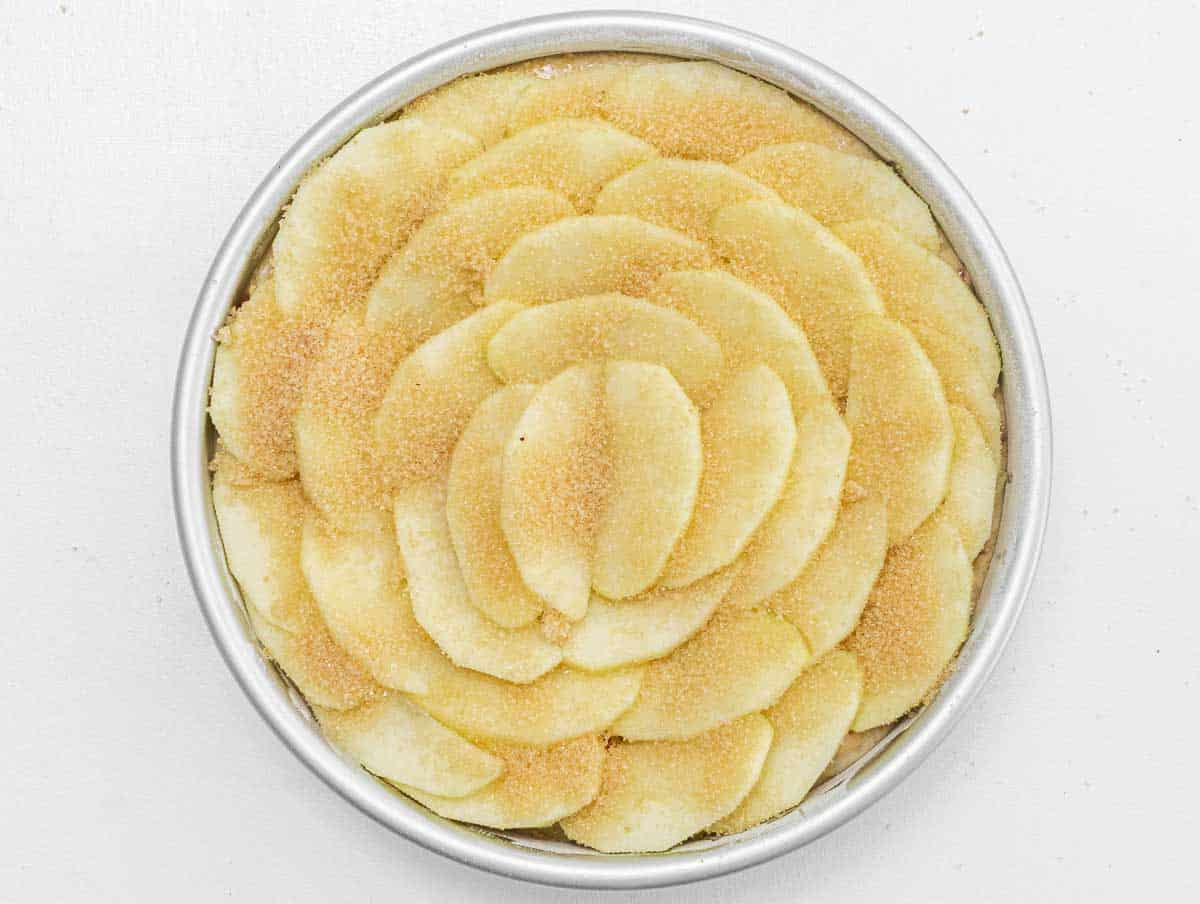 torta di mele senza burro prima di essere cotta in forno