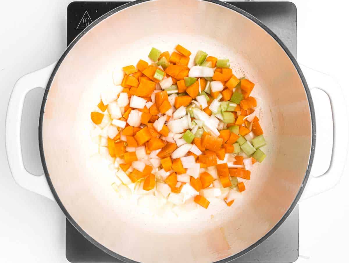 cipolla, sedano e carota in una pentola