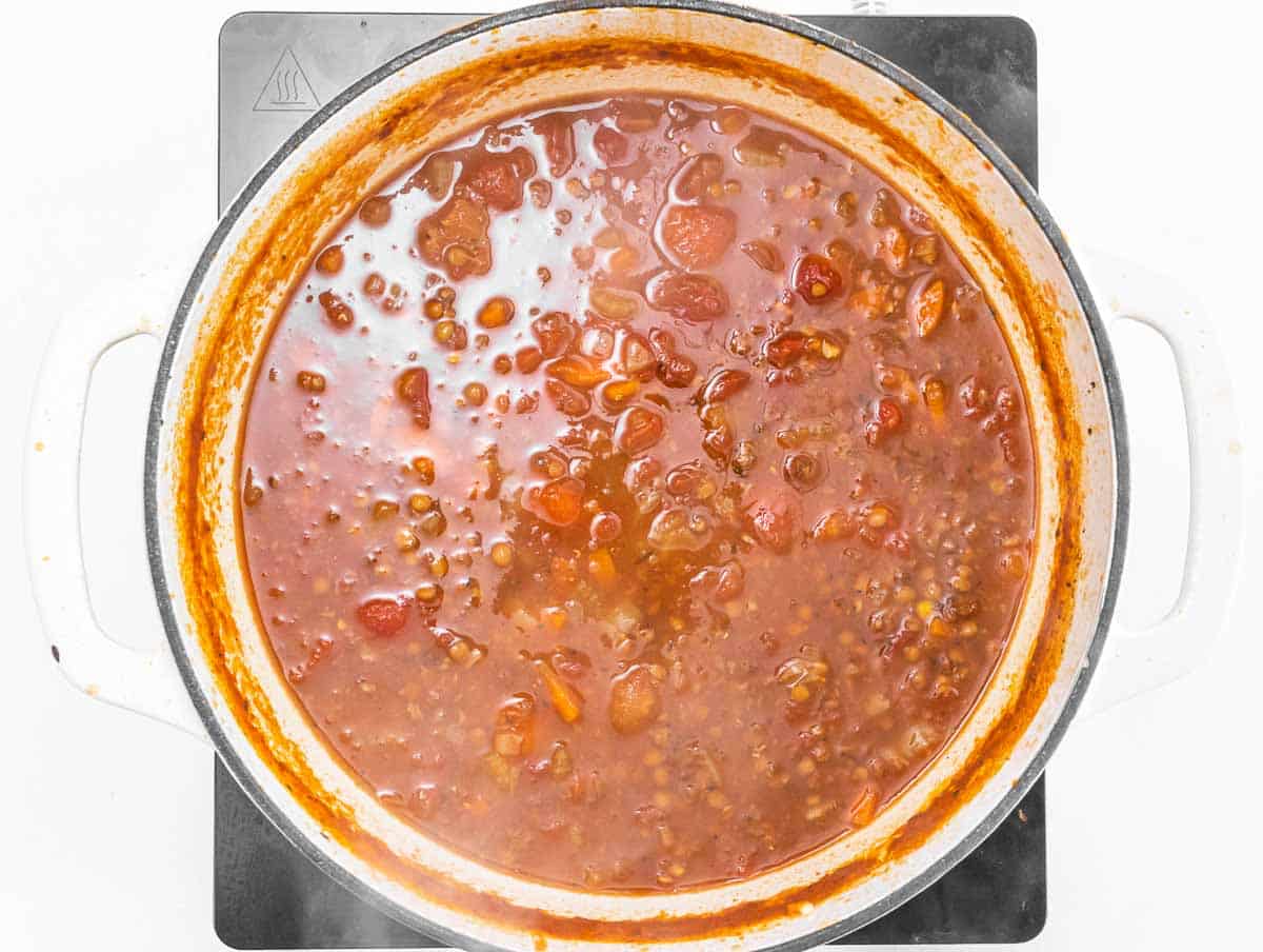 zuppa di pomodori e lenticchie a fuoco lento