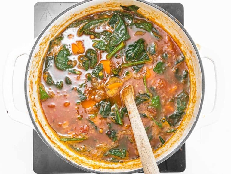 spinaci in zuppa di lenticchie e pomodoro