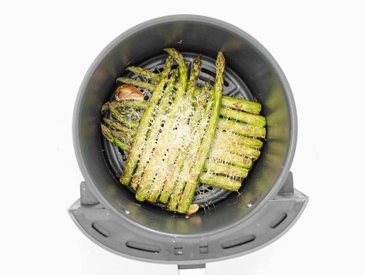 asparagi friggitrice ad aria e parmigiano grattugiato