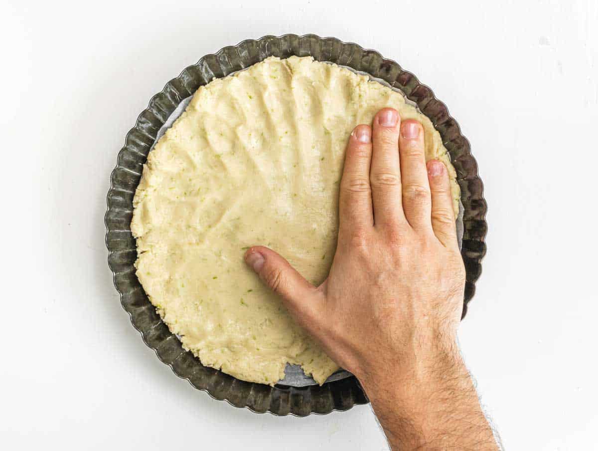 appiattire la crosta di una torta a forma di torta