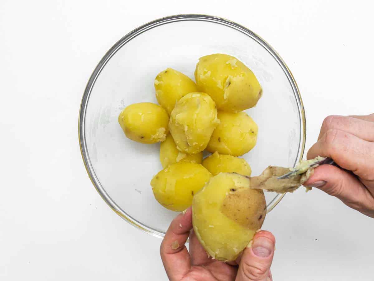 mani e pelare le patate