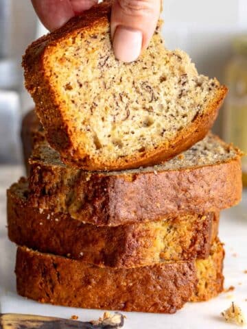 4 fette di banana bread e una mano