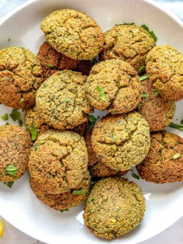 Falafel facile in una ciotola bianca.