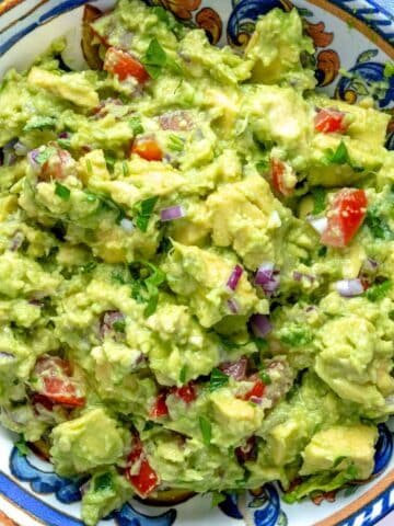 Guacamole in una ciotola blu